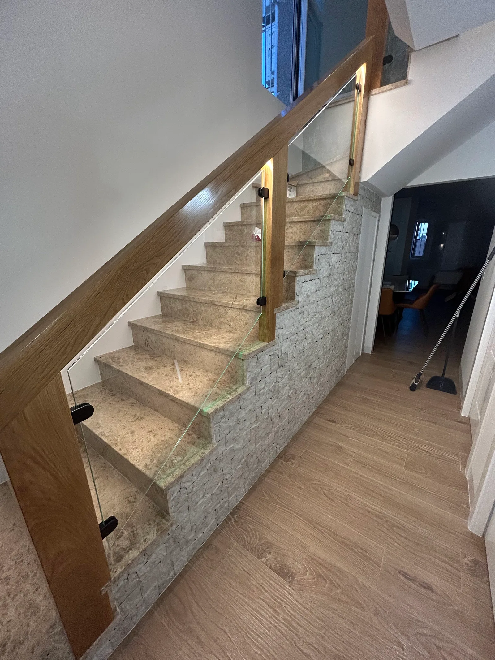 Escalera de madera con barandilla de cristal fabricada por Carpintería Soriano