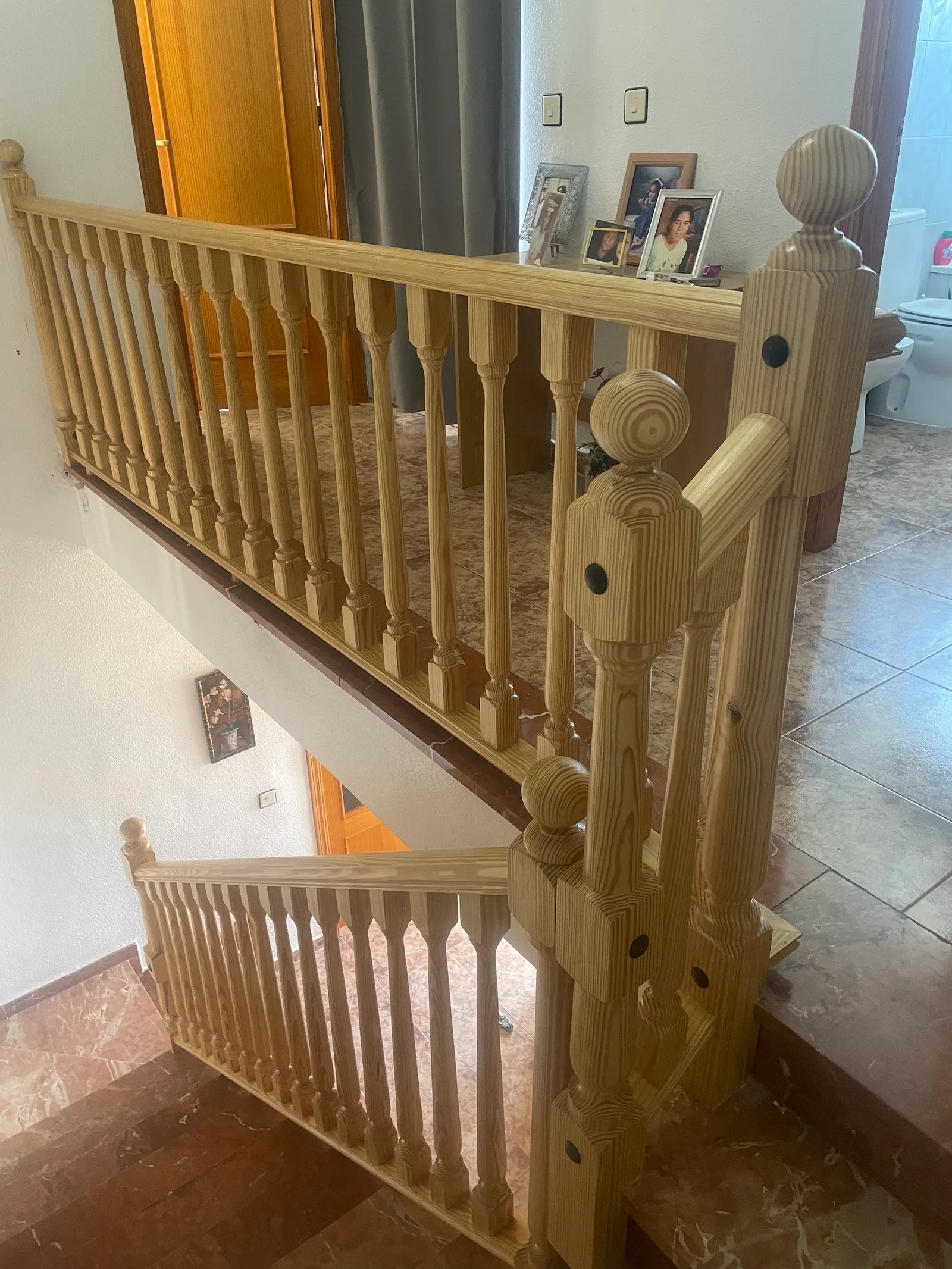 Barandilla con balaustres torneados en madera de pino